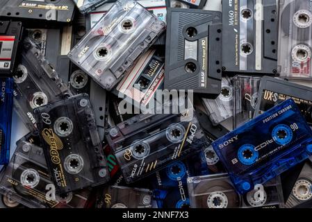 Barcellona, Spagna - 03 febbraio 2022: Cassette di diverse marche e colori impilate Foto Stock