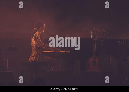 BARCELLONA - 17 FEBBRAIO: Nuria Graham suona sul palco del Paral-lel 62 il 17 febbraio 2023 a Barcellona, Spagna. Foto Stock