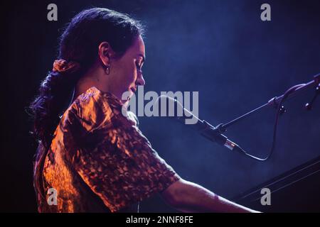 BARCELLONA - 17 FEBBRAIO: Nuria Graham suona sul palco del Paral-lel 62 il 17 febbraio 2023 a Barcellona, Spagna. Foto Stock