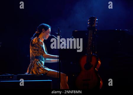 BARCELLONA - 17 FEBBRAIO: Nuria Graham suona sul palco del Paral-lel 62 il 17 febbraio 2023 a Barcellona, Spagna. Foto Stock