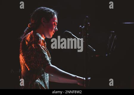 BARCELLONA - 17 FEBBRAIO: Nuria Graham suona sul palco del Paral-lel 62 il 17 febbraio 2023 a Barcellona, Spagna. Foto Stock