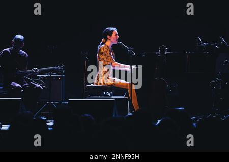 BARCELLONA - 17 FEBBRAIO: Nuria Graham suona sul palco del Paral-lel 62 il 17 febbraio 2023 a Barcellona, Spagna. Foto Stock