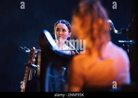 BARCELLONA - 17 FEBBRAIO: Nuria Graham suona sul palco del Paral-lel 62 il 17 febbraio 2023 a Barcellona, Spagna. Foto Stock