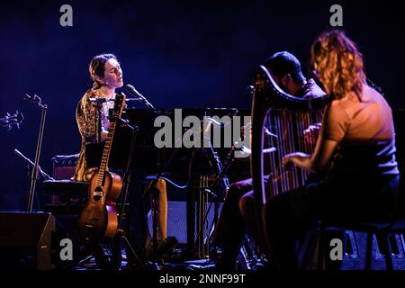 BARCELLONA - 17 FEBBRAIO: Nuria Graham suona sul palco del Paral-lel 62 il 17 febbraio 2023 a Barcellona, Spagna. Foto Stock