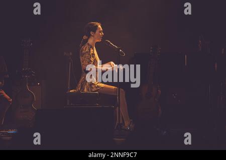 BARCELLONA - 17 FEBBRAIO: Nuria Graham suona sul palco del Paral-lel 62 il 17 febbraio 2023 a Barcellona, Spagna. Foto Stock