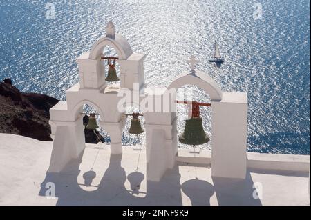 Europa, Grecia, Santorini, Oia. Vista delle campane della chiesa da Oia, Santorini. Foto Stock