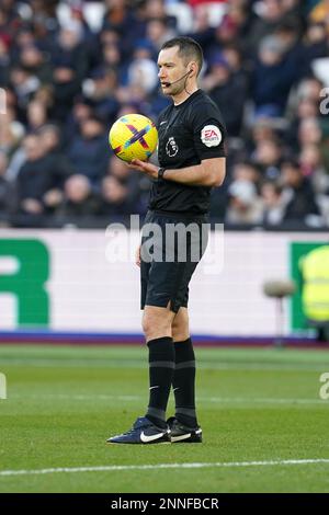 L'arbitro Jarred Gillett in azione durante la partita della Premier League al London Stadium, Londra. Data immagine: Sabato 25 febbraio 2023. Foto Stock