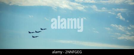 Sioux Falls, SD, USA 17 agosto 2019 spettacolo aereo con l'US Air Force F16C Fighting Falcons, Thunderbirds, panorama Foto Stock