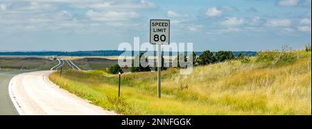 Segnale limite di velocità 80 KM/H sull'interstate 90 in Wyoming, panorama Foto Stock