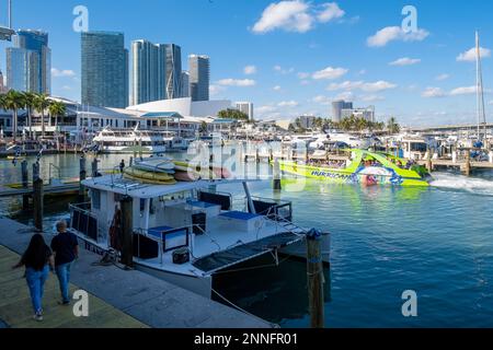 Il Bayside Marketplace di Miami con vista dello skyline della città Foto Stock