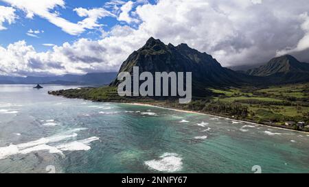 Ka'a'awa Beach e Ka'a'awa Valley Mountain Coastline. Vista aerea Foto Stock