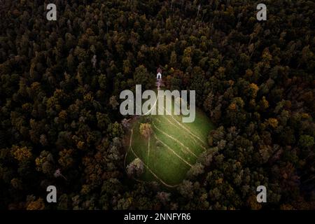 Cappella mistica circondata da lussureggiante Forest.Aerial vista Foto Stock