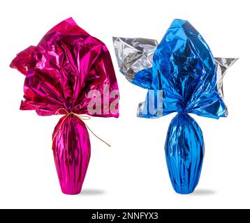 Uovo di cioccolato di Pasqua in confezione blu con sorpresa per maschio e rosa confezione con sorpresa per femmina, isolato su bianco Foto Stock