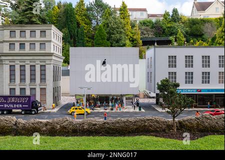 06.08.2021 Torquay, Regno Unito. Babbacombe in miniatura Model Village. Scena raffigurante faux Apple Store. Foto Stock