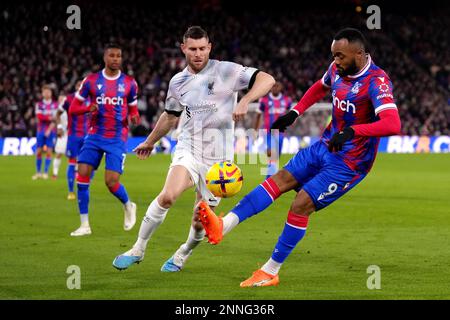 James Milner (centro) di Liverpool e Jordan Ayew (destra) di Crystal Palace combattono per la palla durante la partita della Premier League al Selhurst Park, Londra. Data immagine: Sabato 25 febbraio 2023. Foto Stock