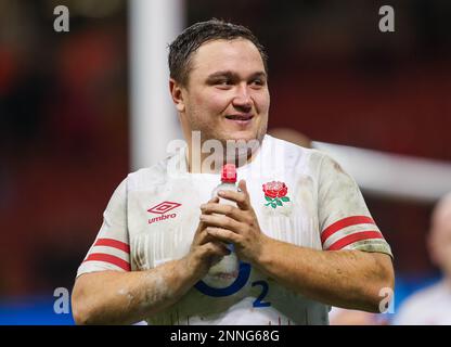 25th febbraio 2023; Principality Stadium, Cardiff, Galles: Six Nations International Rugby Wales versus England; Jamie George plaude al sostegno viaggiante Foto Stock