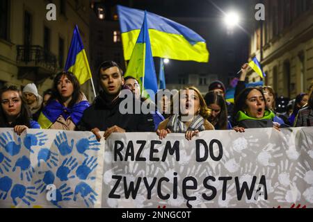 Cracovia, Polonia. 24th Feb, 2023. Cittadini e sostenitori ucraini partecipano alla marcia " insieme per la pace in Ucraina " per mostrare solidarietà con l'Ucraina e commemorare un anno di invasione russa sull'Ucraina. Cracovia, Polonia il 24 febbraio 2023. L'attacco su vasta scala della Russia ha causato la più grande crisi europea di rifugiati dalla seconda guerra mondiale, con oltre 10 milioni di persone che attraversano il confine polacco. (Credit Image: © Beata Zawrzel/ZUMA Press Wire) SOLO PER USO EDITORIALE! Non per USO commerciale! Foto Stock