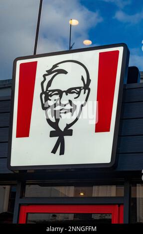 Illustrazione del colonnello Sanders fuori da un ristorante KFC a Liverpool Foto Stock