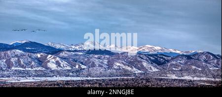 La Colorado Front Range montagne con una leggera copertura di neve. Foto Stock