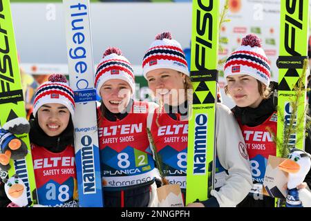 Planica, Slovenia. 25th Feb, 2023. La terza squadra norvegese reagisce durante la gara femminile della squadra di salto con gli sci HS 100 ai Campionati del mondo di sci nordico FIS di Planica. Credit: SOPA Images Limited/Alamy Live News Foto Stock