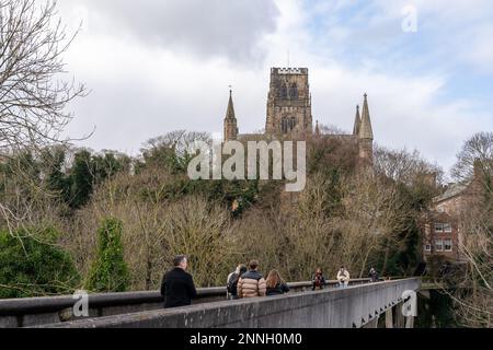 Una vista della Cattedrale di Durham da accanto al ponte pedonale Kingsgate nella città di Durham, Regno Unito. Foto Stock