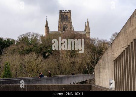 Una vista della Cattedrale di Durham da accanto al ponte pedonale Kingsgate nella città di Durham, Regno Unito. Foto Stock