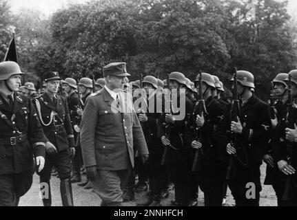 Vidkun Quisling ispeziona la Germanske SS Norge nella Piazza del Palazzo di Oslo, Norvegia Foto Stock