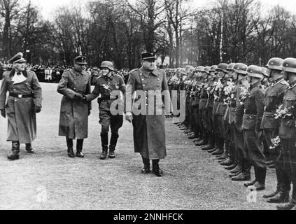 Vidkun Quisling e Jonas Lie ispezionano la Germanske SS Norge sulla Piazza del Palazzo di Oslo, Norvegia Foto Stock