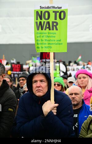 25th febbraio 2023. SEDE CENTRALE DELLA BBC, LONDRA, REGNO UNITO. Migliaia di manifestanti anti anti anti-bellici arrestano la guerra in Ucraina – No alla guerra nucleare, No all’invasione russa, No alla nato, all’assemblea al di fuori della BBC, marzo al raduno di Trafalgar, Londra, Regno Unito. Foto Stock