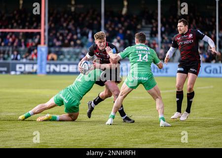 LONDRA, REGNO UNITO. 25th, Feb 2023. Olly Hartley di Saracens (al centro) è affrontato da ben Stevenson Newcastle Falcons (a sinistra) e Adam Radwan Newcastle Falcons (2nd a destra) durante la Gallagher Premiership Rugby Match tra Saracens vs Newcastle Falcons allo StoneX Stadium di sabato 25 febbraio 2023. LONDRA INGHILTERRA. Credit: Taka G Wu/Alamy Live News Foto Stock