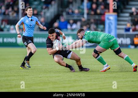 LONDRA, REGNO UNITO. 25th, Feb 2023. Manu Vunipola di Saracens (al centro) è affrontato da Gary Graham Newcastle Falcons (a destra) durante il Gallagher Premiership Rugby Match tra Saracens vs Newcastle Falcons allo StoneX Stadium sabato 25 febbraio 2023. LONDRA INGHILTERRA. Credit: Taka G Wu/Alamy Live News Foto Stock