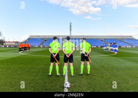 Un minuto di silenzio nella foto prima di una partita di calcio tra KMSK Deinze e la squadra Jong Genk durante la partita del 1st nella gara Challenger Pro League per la stagione 2022-2023 , sabato 25 febbraio 2023 a Deinze , Belgio . FOTO SPORTPIX | Stijn Audooren Foto Stock