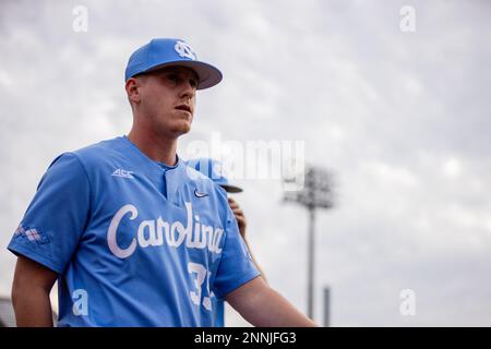 Greenville, North Carolina, Stati Uniti. 24th Feb, 2023. North Carolina Tar Heels Pitcher Max Carlson (35) l'NCAA Baseball matchup contro i pirati della East Carolina allo stadio Clark Leclair di Greenville, NC. (Scott Kinser). Credit: csm/Alamy Live News Foto Stock