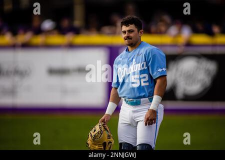 Greenville, North Carolina, Stati Uniti. 24th Feb, 2023. Tomas Frick (52), il catcher dei Tar Heels della Carolina del Nord, si prepara al matchup di baseball NCAA contro i pirati della Carolina dell'Est allo stadio Clark Leclair di Greenville, North Carolina. (Scott Kinser). Credit: csm/Alamy Live News Foto Stock