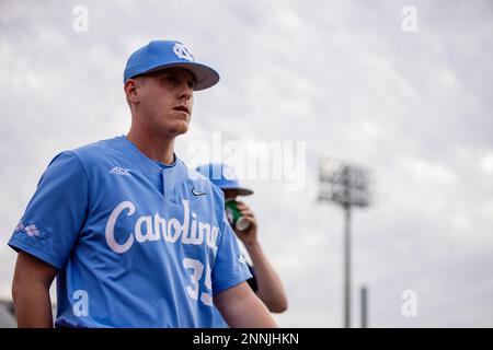 Greenville, North Carolina, Stati Uniti. 24th Feb, 2023. North Carolina Tar Heels Pitcher Max Carlson (35) l'NCAA Baseball matchup contro i pirati della East Carolina allo stadio Clark Leclair di Greenville, NC. (Scott Kinser). Credit: csm/Alamy Live News Foto Stock