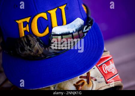 Greenville, North Carolina, Stati Uniti. 24th Feb, 2023. Il cappello dei pirati della Carolina dell'Est prima della partita di baseball della NCAA contro i tar heels della Carolina del Nord allo stadio Clark Leclair di Greenville, NC. (Scott Kinser). Credit: csm/Alamy Live News Foto Stock