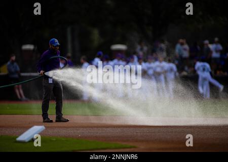 Greenville, North Carolina, Stati Uniti. 24th Feb, 2023. L'equipaggio di East Carolina Pirates preparerà il campo per il matchup di baseball NCAA contro i tar Heels del North Carolina allo stadio Clark Leclair di Greenville, North Carolina. (Scott Kinser). Credit: csm/Alamy Live News Foto Stock