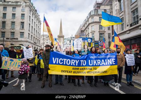 Contro-manifestanti pro-Ucraina guidati dal militante Peter Tatchell davanti ai manifestanti anti anti NATO della coalizione Stop the War al di fuori della B della BBC Foto Stock