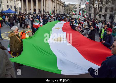 Londra, Regno Unito. 25th febbraio 2023. I manifestanti detengono una gigantesca bandiera iraniana durante una protesta per la libertà dell'Iran a Trafalgar Square. Credit: Vuk Valcic/Alamy Live News Foto Stock