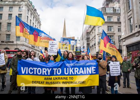 Contro-manifestanti pro-Ucraina guidati dal militante Peter Tatchell davanti ai manifestanti anti anti NATO della coalizione Stop the War al di fuori della B della BBC Foto Stock