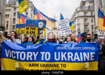 Contro-manifestanti pro-Ucraina guidati dal militante Peter Tatchell davanti ai manifestanti anti anti NATO della coalizione Stop the War al di fuori della B della BBC Foto Stock