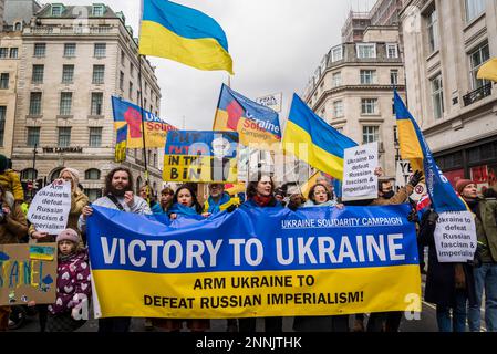 Contro-manifestanti pro-Ucraina guidati dal militante Peter Tatchell davanti ai manifestanti anti anti NATO della coalizione Stop the War al di fuori della B della BBC Foto Stock