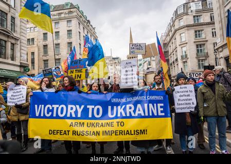 Contro-manifestanti pro-Ucraina guidati dal militante Peter Tatchell davanti ai manifestanti anti anti NATO della coalizione Stop the War al di fuori della B della BBC Foto Stock