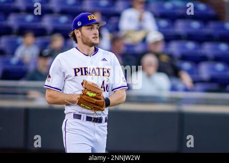 Greenville, North Carolina, Stati Uniti. 24th Feb, 2023. East Carolina Pirates Pitcher Trey Yesavage (46) inizia contro il North Carolina Tar Heels il matchup di baseball NCAA al Clark Leclair Stadium di Greenville, NC. (Scott Kinser). Credit: csm/Alamy Live News Foto Stock