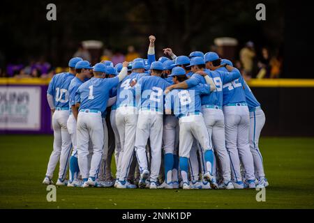 Greenville, North Carolina, Stati Uniti. 24th Feb, 2023. I tar heels del North Carolina si riuniscono prima della partita di baseball NCAA contro i pirati dell'East Carolina allo stadio Clark Leclair di Greenville, North Carolina. (Scott Kinser). Credit: csm/Alamy Live News Foto Stock