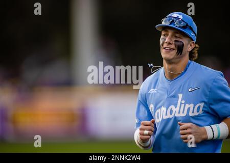 Greenville, North Carolina, Stati Uniti. 24th Feb, 2023. Tar Heels della Carolina del Nord, outfielder Vance Honeycutt (7) prima dell'NCAA Baseball Matchup contro i pirati della Carolina dell'Est allo stadio Clark Leclair di Greenville, NC. (Scott Kinser). Credit: csm/Alamy Live News Foto Stock