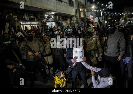 Jenin, territori palestinesi. 25th Feb, 2023. Militanti palestinesi di diversi gruppi militari parlano durante una conferenza stampa nel campo profughi di Jenin in Cisgiordania, respingendo il vertice di Aqaba. Il vertice si terrà domani, domenica, tra l'autorità palestinese, la Giordania, l'America e Israele nella città portuale giordana di Aqaba. Credit: Ayman Nobani/dpa/Alamy Live News Foto Stock