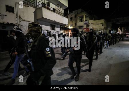 Jenin, territori palestinesi. 25th Feb, 2023. I militanti palestinesi pattugliano le strade durante una conferenza stampa organizzata da diversi gruppi militari nel campo profughi di Jenin in Cisgiordania, rifiutando il vertice di Aqaba. Il vertice si terrà domani, domenica, tra l'autorità palestinese, la Giordania, l'America e Israele nella città portuale giordana di Aqaba. Credit: Ayman Nobani/dpa/Alamy Live News Foto Stock