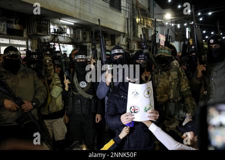 Jenin, territori palestinesi. 25th Feb, 2023. Militanti palestinesi di diversi gruppi militari parlano durante una conferenza stampa nel campo profughi di Jenin in Cisgiordania, respingendo il vertice di Aqaba. Il vertice si terrà domani, domenica, tra l'autorità palestinese, la Giordania, l'America e Israele nella città portuale giordana di Aqaba. Credit: Ayman Nobani/dpa/Alamy Live News Foto Stock