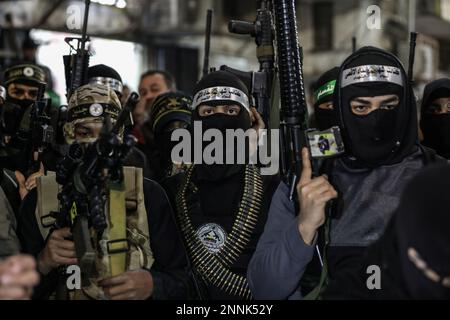 Jenin, territori palestinesi. 25th Feb, 2023. I militanti palestinesi sono in guardia durante una conferenza stampa di diversi gruppi militari nel campo profughi di Jenin in Cisgiordania, rifiutando il vertice di Aqaba. Il vertice si terrà domani, domenica, tra l'autorità palestinese, la Giordania, l'America e Israele nella città portuale giordana di Aqaba. Credit: Ayman Nobani/dpa/Alamy Live News Foto Stock